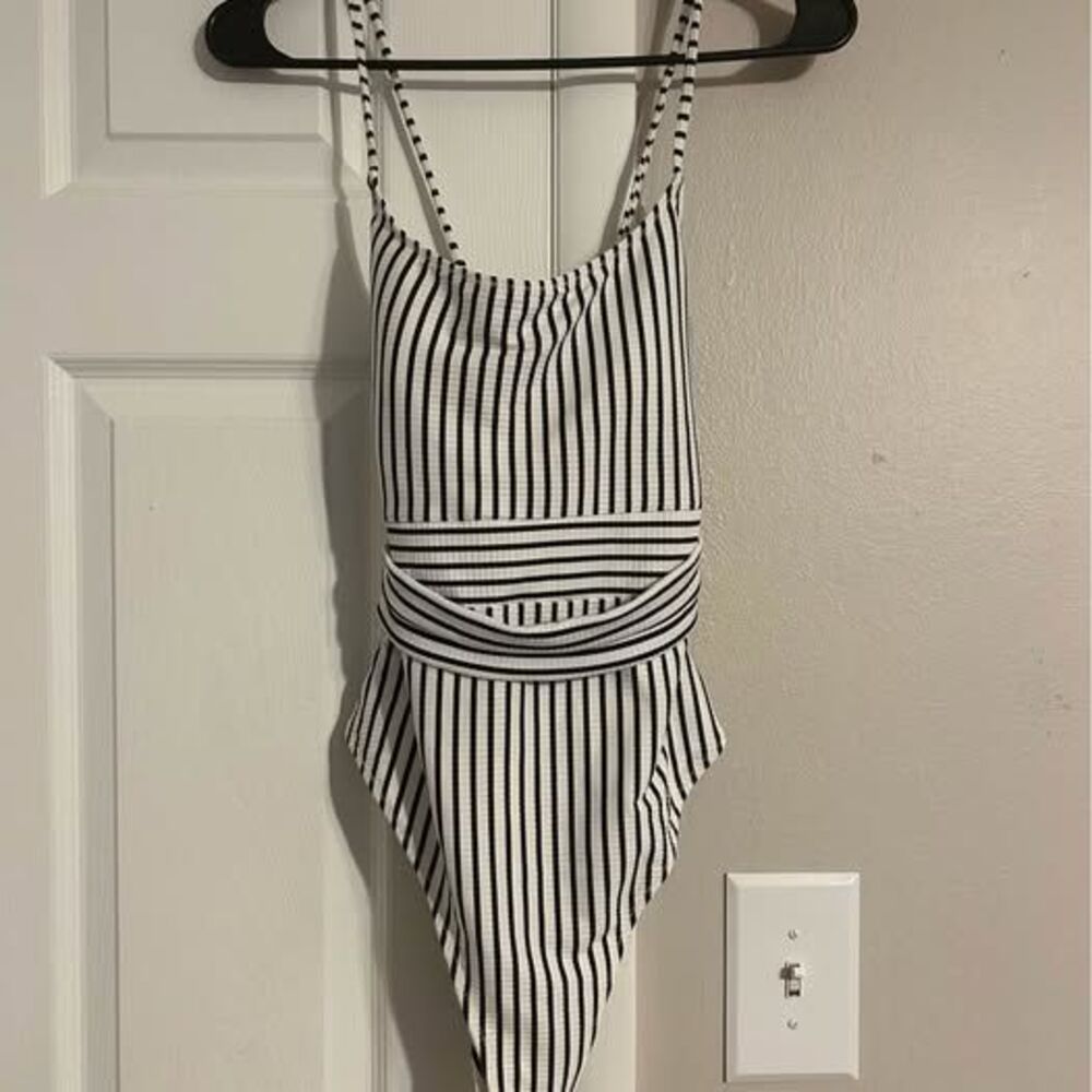 Shade & Shore Women’s Medium Ribbed Striped One Piece Swimsuit Black White NWT